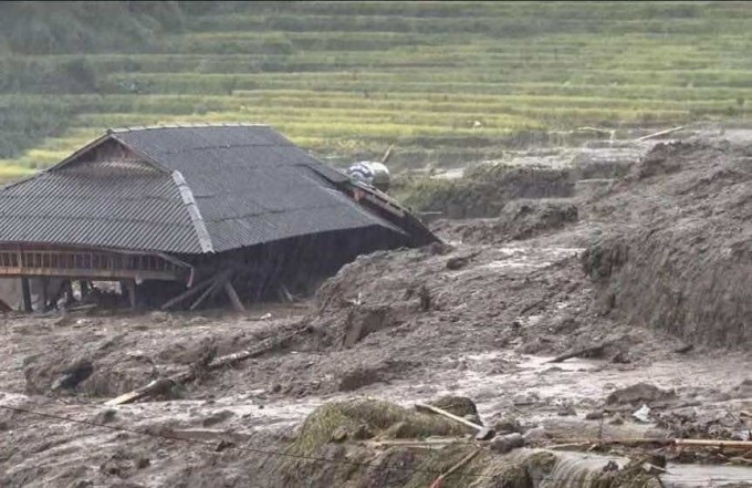 Một trong bốn ngôi nhà sàn bị sạt lở trưa 8/9. Ảnh: CTV