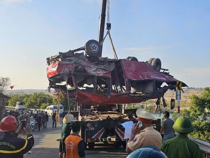 Lực lượng cứu hộ đang cẩu xác chiếc xe khách gặp nạn lên khỏi vực - Ảnh: T.X.