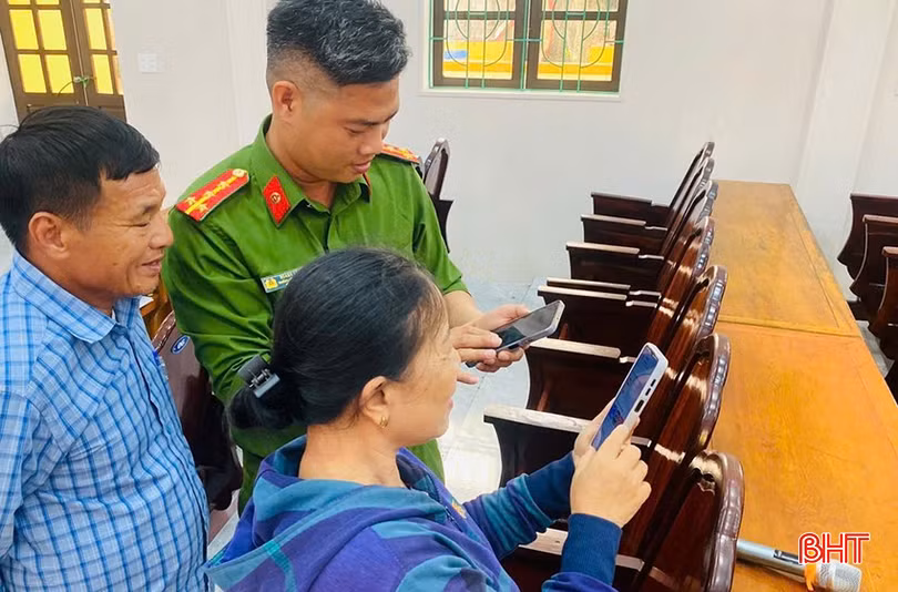 Lực lượng Công an hướng dẫn người dân góp ý sửa đổi Hiến pháp trên ứng dụng VNeID.