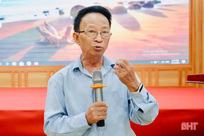 Ông Hoàng Khang - Giảng viên CEFE cao cấp Trường Trung cấp Kinh tế - Kỹ thuật và Đào tạo cán bộ HTC Miền Trung - Tây Nguyên nói chuyện tại buổi tập huấn. bqbht_br_dsc09827.jpg