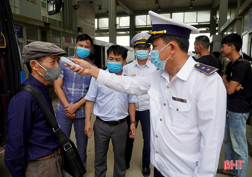 Lực lượng chức năng đo thân nhiệt đối với người từ Lào, Thái Lan trở về qua cửa khẩu. bqbht_br_kiem-tra-than-nhieeetj-cho-nguoi-dan-nhap-canh-tai-cua-khau.jpg