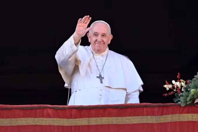 Giáo hoàng Francis vẫy tay từ ban công chào đám đông tập trung dưới Quảng trường St. Peter ở Vatican ngày 25/12/2024. Ảnh: AFP.
