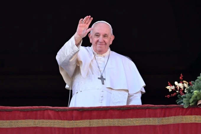Giáo hoàng Francis vẫy tay từ ban công chào đám đông tập trung dưới Quảng trường St. Peter ở Vatican ngày 25/12/2024. Ảnh: AFP.