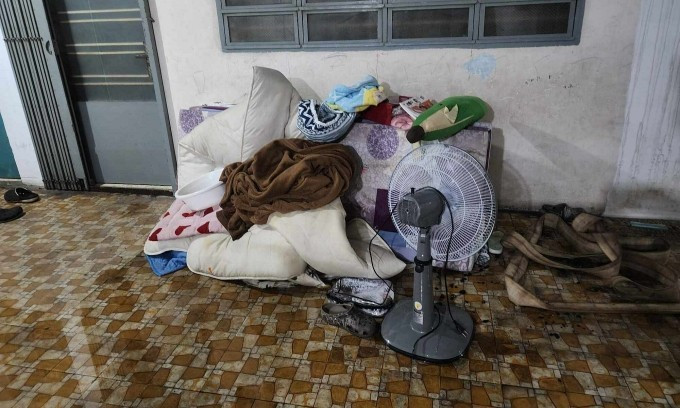 Nhiều đồ đạc được người dân di dời ra hành lang. Ảnh: Đình Văn 3.jpg
