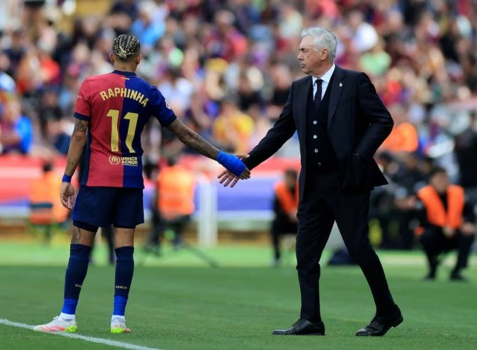 Ancelotti (phải) bắt tay Raphinha, người sẽ là học trò của ông ở tuyển Brazil, sau trận Barca 4-3 Real ở vòng 35 La Liga tối 11/5. Ảnh: Reuters Ancelotti (phải) bắt tay Raphinha, người sẽ là học trò của ông ở tuyển Brazil, sau trận Barca 4-3 Real ở vòng 35 La Liga tối 11/5. Ảnh: Reuters