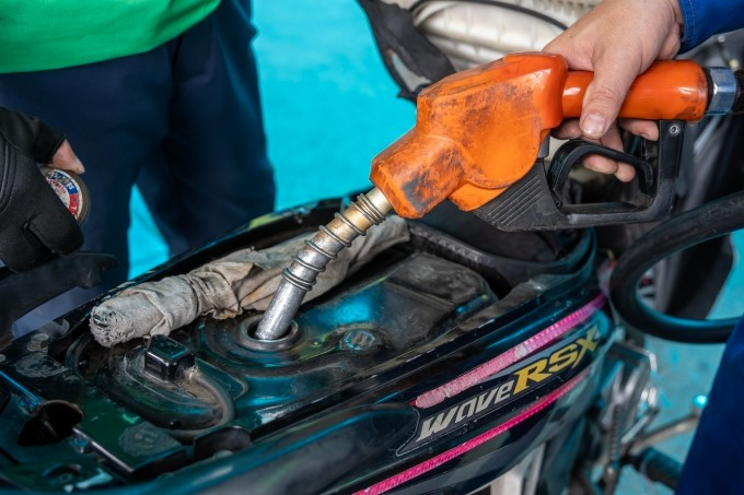 Người dân đổ nhiên liệu tại một cửa hàng xăng dầu, ngày 7/3. Ảnh: Giang Huy