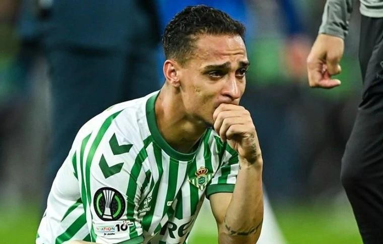 Antony cũng không kìm được nước mắt. Cả Betis lẫn MU, 2 CLB liên quan đến cầu thủ sinh năm 2000 đều gục ngã ở chung kết cúp châu Âu mùa này.