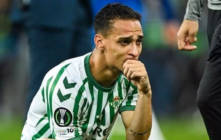 Antony cũng không kìm được nước mắt. Cả Betis lẫn MU, 2 CLB liên quan đến cầu thủ sinh năm 2000 đều gục ngã ở chung kết cúp châu Âu mùa này.