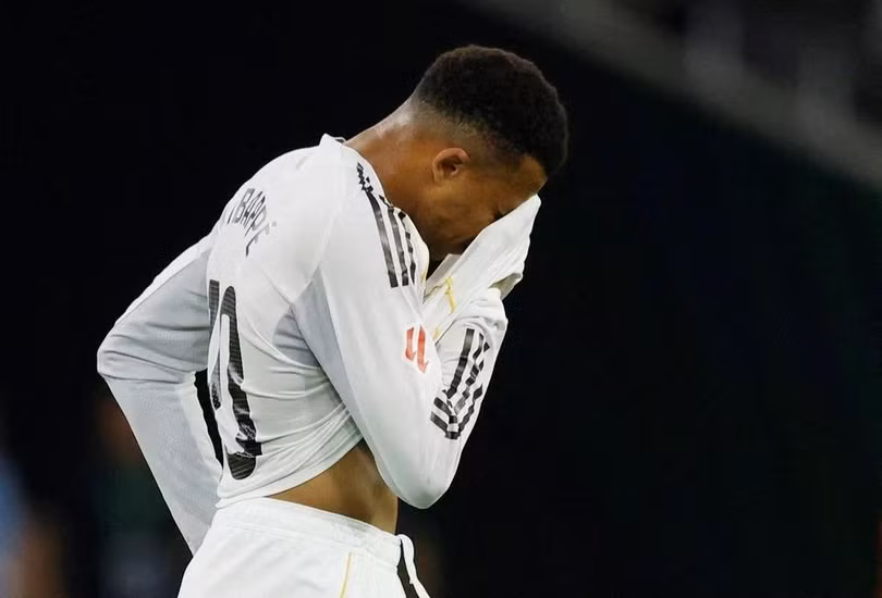 Real Madrid gần như đầu hàng trong cuộc đua vô địch La Liga. Ảnh: Reuters.