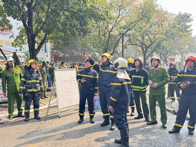 Đại tá Phạm Trung Hiếu, Trưởng phòng Cảnh sát PCCC&amp;CNCH chỉ đạo công tác chữa cháy và CNCH tại hiện trường