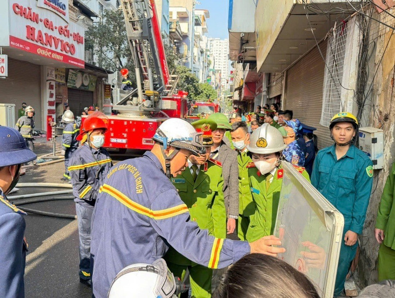 Thiếu tướng Nguyễn Đình Hoàn, Phó Cục trưởng Cục Cảnh sát PCCC&amp;CNCH chỉ đạo công tác chữa cháy