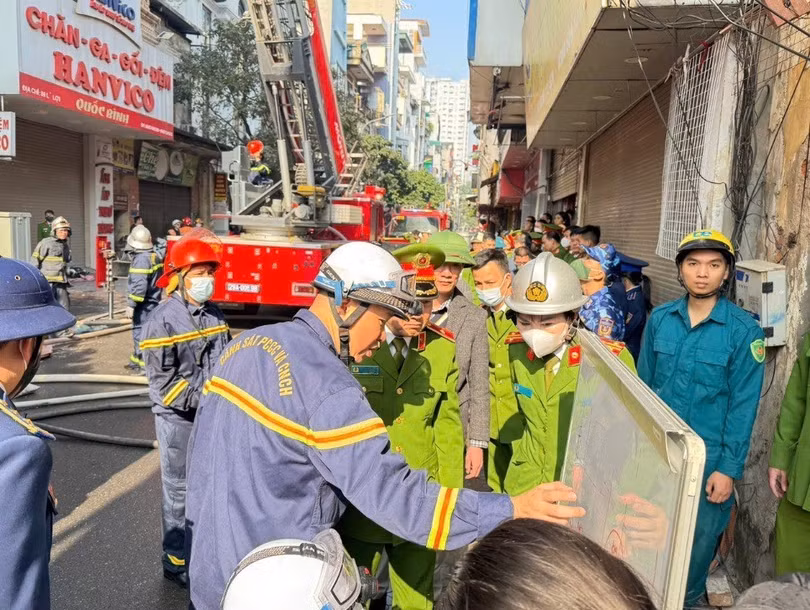 Thiếu tướng Nguyễn Đình Hoàn, Phó Cục trưởng Cục Cảnh sát PCCC&amp;CNCH chỉ đạo công tác chữa cháy