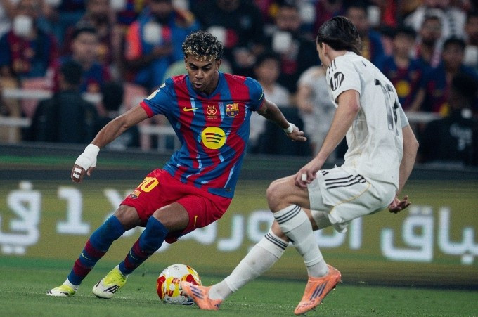 Yamal trong một pha đi bóng loại Carreras. Ảnh: FC Barcelona