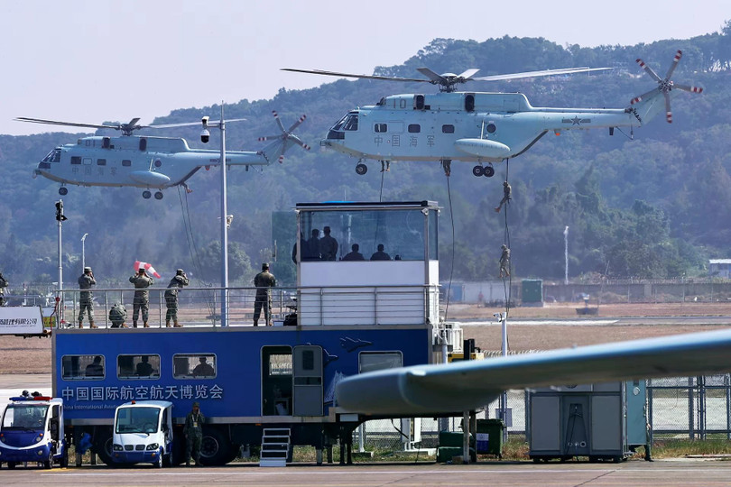 Cảnh thành viên thuộc Hải quân Quân Giải phóng Nhân dân Trung Quốc (PLA) trèo xuống từ trực thăng vận tải tại triển lãm hôm 12/11. Ảnh: Tingshu Wang/Reuters.