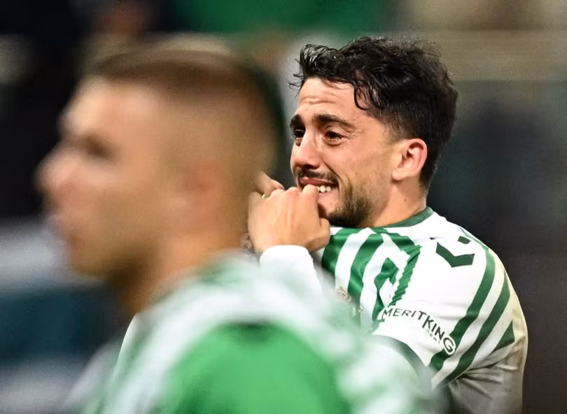 Pablo Fornals khóc nức nở khi không thể giúp Betis giành danh hiệu đầu tiên ở cấp châu lục.