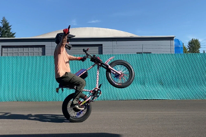 Sức mạnh và tốc độ cao của những chiếc xe đạp điện, dù là bản tiêu chuẩn hay đã được nâng cấp, lại trở thành mối nguy hiểm thực sự đối với người đi bộ, nhất là khi luật pháp ở nhiều quốc gia vẫn cho phép chúng di chuyển trên lề đường.