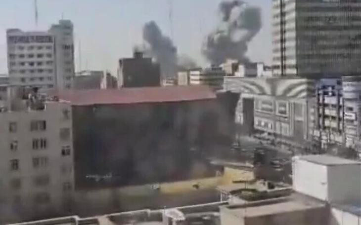 Khói bốc lên ở Tehran ngày 28-2 - Ảnh: TIMES OF ISRAEL