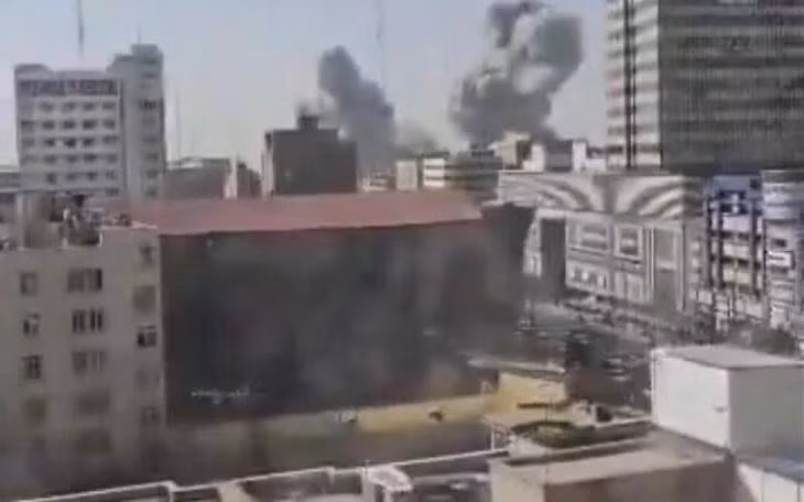 Khói bốc lên ở Tehran ngày 28-2 - Ảnh: TIMES OF ISRAEL