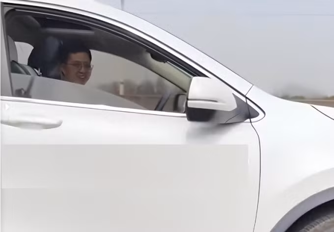 Người đàn ông mở cửa kính vẫy chào khi gặp lại tình đầu. Ảnh cắt từ video