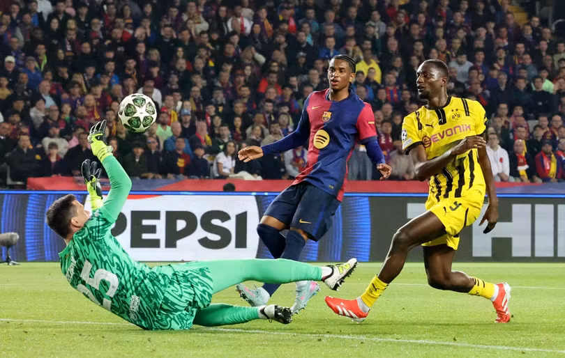 Barcelona áp đảo Dortmund.