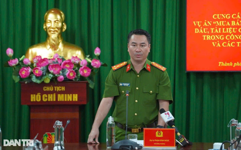 Đại tá Phạm Đình Ngọc - Trưởng phòng Cảnh sát hình sự Công an TPHCM phát biểu tại họp báo (Ảnh: Thuận Thiên). Đại tá Phạm Đình Ngọc - Trưởng phòng Cảnh sát hình sự Công an TPHCM phát biểu tại họp báo (Ảnh: Thuận Thiên).
