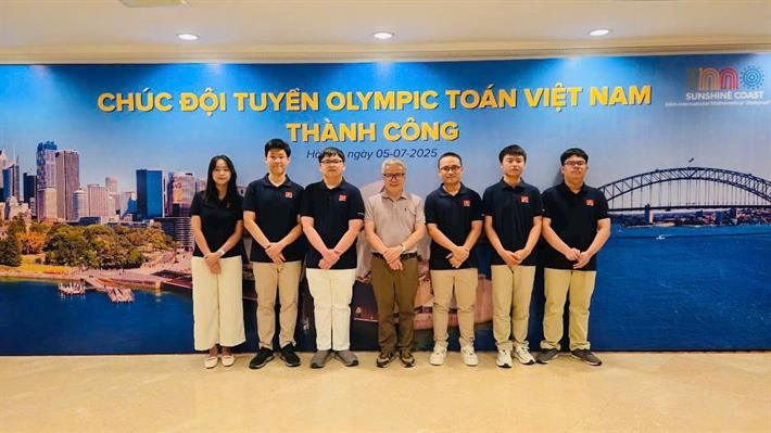 L'équipe vietnamienne participant à la 66e Olympiade internationale de mathématiques (IMO) en 2025. Sur la photo : Vo Trong Khai (2e) et Tran Minh Hoang (3e à partir de la droite). z6819016846284df8f7629df482d3124adb14a305c6813.jpg