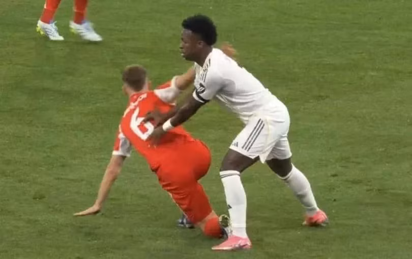 Khi trận đấu mới trôi qua 8 phút và tỷ số đang là 1-1, Vinicius Junior có pha va chạm thô bạo với Joshua Kimmich, trong đó anh giẫm lên đối thủ khi cầu thủ Bayern mất thăng bằng. Sau đó, Vinicius tiếp tục đẩy Kimmich ngã xuống, nhưng chỉ bị trọng tài Slavko Vincic nhắc nhở bằng miệng và không có sự can thiệp từ VAR.