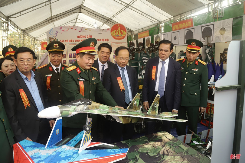 Lãnh đạo tỉnh Hà Tĩnh và đại biểu tham quan mô hình, học cụ tại lễ ra quân huấn luyện năm 2025. kiem-tra-thiet-bi-huan-luyen.jpg