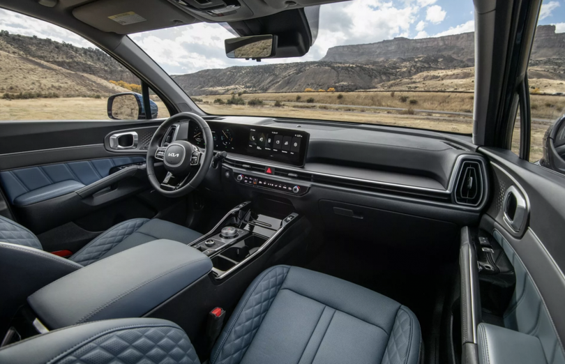 Hiện chưa rõ động cơ được trang bị trong Sorento facelift. Tại Việt Nam, mẫu xe hiện hành được bán với đa dạng tùy chọn động cơ, từ máy xăng 1.6-2.5L đến diesel 2.2L, hybrid và hybrid cắm sạc. Giá của Sorento hiện hành dao động từ 946 triệu đến 1,499 tỷ đồng. Ảnh: Kia.