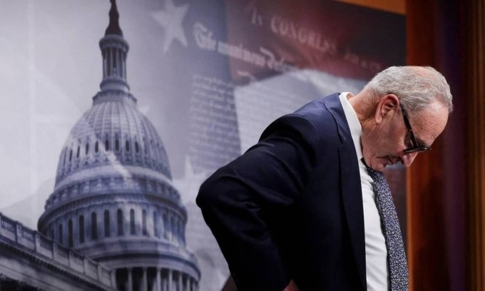 Lãnh đạo phe thiểu số đảng Dân chủ tại Thượng viện Mỹ Chuck Schumer trong một cuộc họp báo ngày 30/9. Ảnh: Reuters