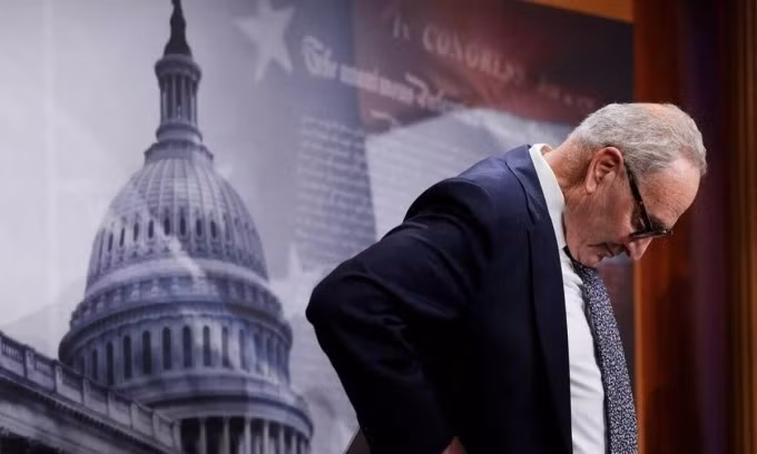 Lãnh đạo phe thiểu số đảng Dân chủ tại Thượng viện Mỹ Chuck Schumer trong một cuộc họp báo ngày 30/9. Ảnh: Reuters