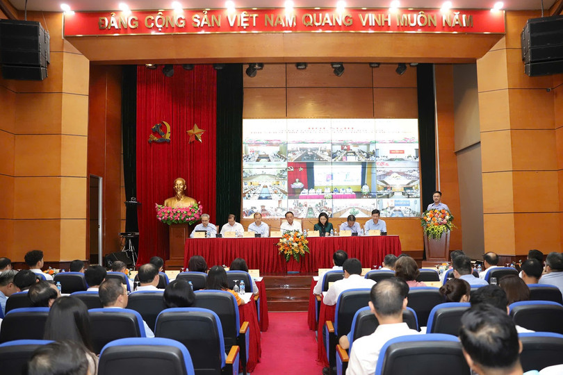 Bộ trưởng Bộ VH-TT&DL Nguyễn Văn Hùng và các Thứ trưởng chủ trì hội nghị. Ảnh: Arttimes.vn 1752724947-anh-1-1752714770849119785229.jpg