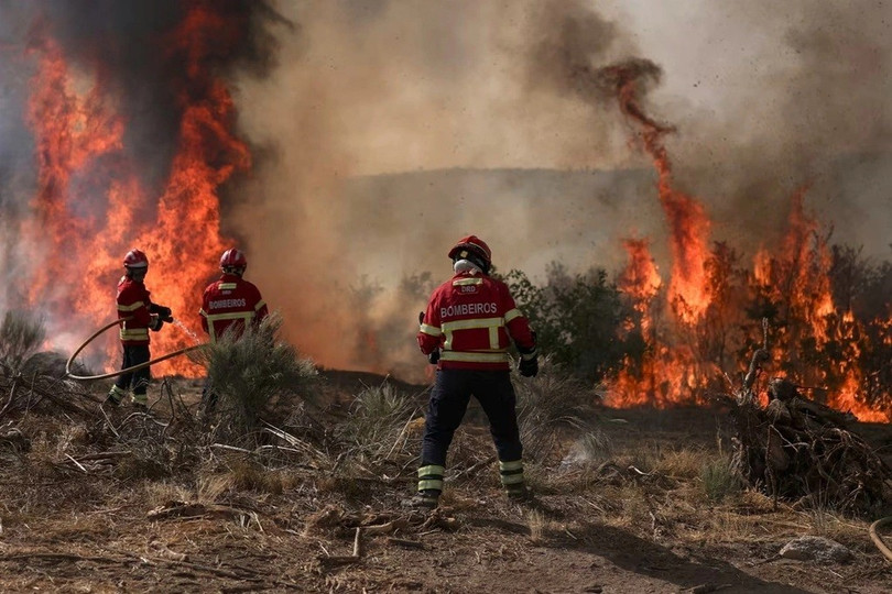 Lính cứu hỏa đối phó cháy rừng ở Bồ Đào Nha hôm 11/8 (Ảnh: AFP). 1.jpg