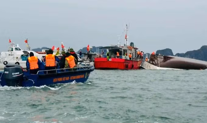 Tàu cứu hộ tiếp cận tàu bị nạn. Ảnh: Biên phòng Quảng Ninh