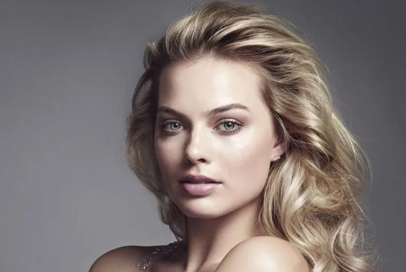 2. Margot Robbie, urodzona w 1990 roku w Dalby w Australii, jest piękną i seksowną aktorką. Magazyn Time umieścił ją na liście 100 najbardziej wpływowych osób na świecie. Ponadto znajduje się także w gronie najlepiej opłacanych aktorek na świecie w 2024 roku.