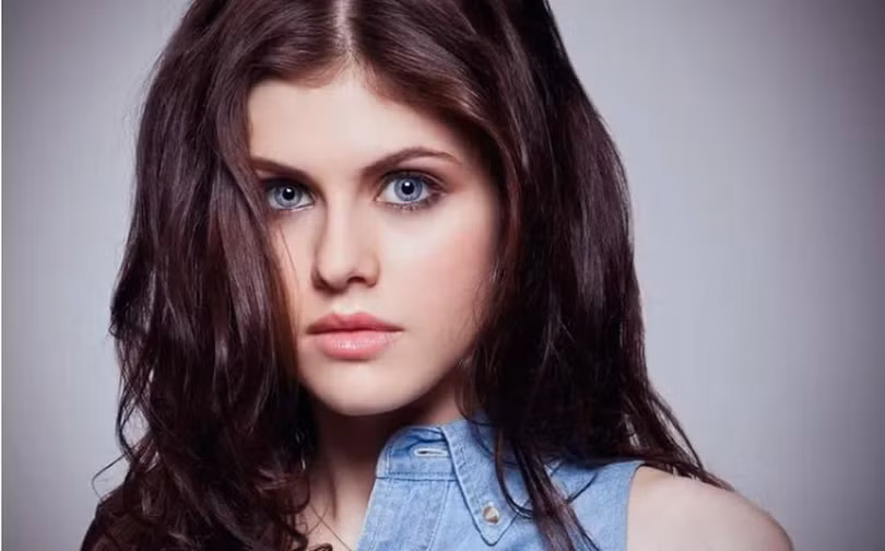 10. Alexandra Daddario sinh năm 1986 tại New York, Mỹ, sở hữu đôi mắt xanh tuyệt đẹp, nụ cười rạng rỡ và làn da không tì vết. Nữ diễn viên luôn toát lên vẻ tự tin và lôi cuốn.