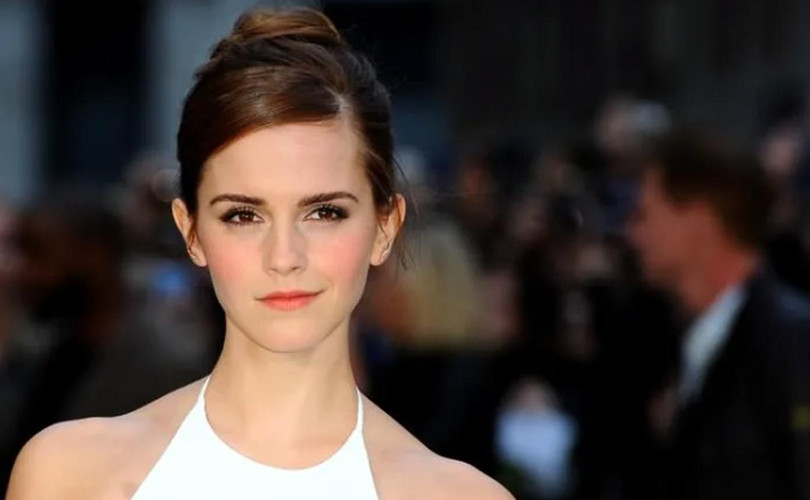 9. Emma Watson urodziła się w 1990 w Paryżu we Francji i jest jedną z najpiękniejszych kobiet na świecie. Aktorka posiada seksowną urodę, inteligencję i talent.