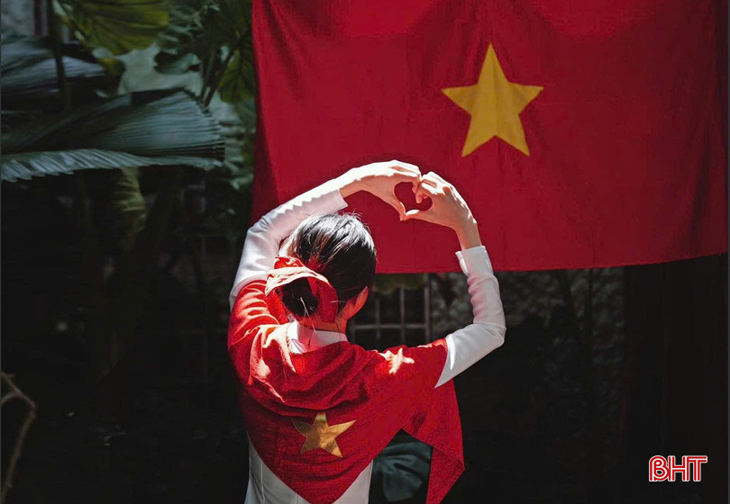 Chỉ cần trong tim rực thắm màu cờ là nơi ấy đồng bào Việt có chung một tiếng nói, một nhịp đập. Ảnh Maay Coffee. bqbht_br_z6956521143764-201ab57718ea44de9bf7ec27759f9851.jpg
