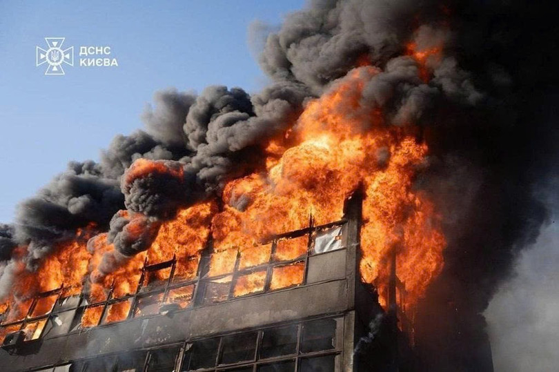 Đám cháy bùng phát sau một cuộc không kích của Nga vào Kiev (Ảnh: Kyiv Independent). a1.jpg
