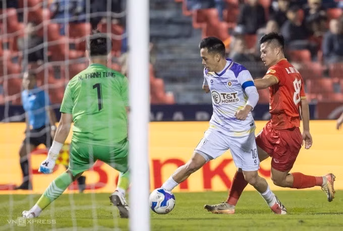 Hà Tĩnh (áo đỏ) hòa Hà Nội FC 1-1 ở vòng 16 V-League 2024-2025, trên sân Hà Tĩnh tối 7/3. Ảnh: Xuân Thủy