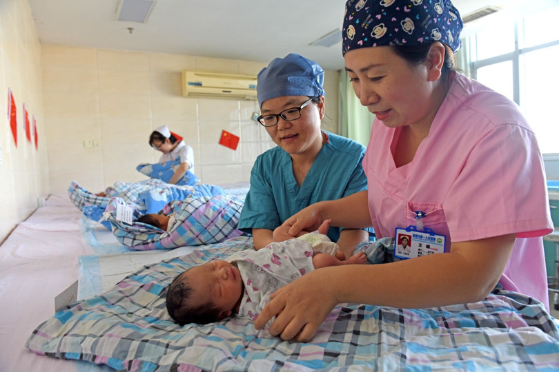 Trung Quốc khuyến khích nhiều người trẻ "sinh con vì lòng hiếu thảo và trung thành với đất nước" và ban hành nhiều chính sách hỗ trợ sinh con trong những năm gần đây. Ảnh: Reuters. Trung Quốc khuyến khích nhiều người trẻ "sinh con vì lòng hiếu thảo và trung thành với đất nước" và ban hành nhiều chính sách hỗ trợ sinh con trong những năm gần đây. Ảnh: Reuters.