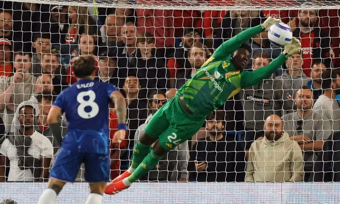 Onana cứu thua từ cú sút xa của Cole Palmer. Ảnh: Reuters