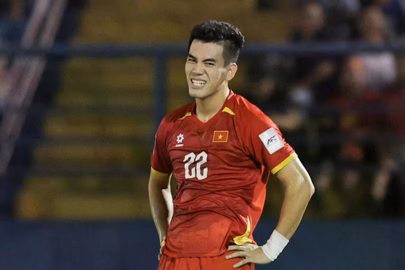 Tiến Linh tiếc nuối khi đồng đội bỏ lỡ cơ hội ngon ăn. Ảnh: Anh Tiến.