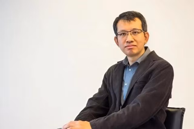 5. Đinh Tiến Cường: GS Đinh Tiến Cường là người Việt Nam tiếp theo đạt 42/42 điểm tại IMO, vào năm 1989 - khi ông mới 16 tuổi. Sinh năm 1973 trong một gia đình có truyền thống làm nhà giáo ở Hải Dương (cũ), GS Đinh Tiến Cường bộc lộ năng khiếu học giỏi từ bé và từng đỗ thủ khoa trong kỳ thi lớp 10 hệ chuyên Toán của Đại học Sư phạm Hà Nội (nay là trường THPT chuyên Đại học Sư phạm Hà Nội). Sau khi giành huy chương vàng IMO, ông đến Đại học Tổng hợp Odessa học ngành Tin học, tiếp đó đến Pháp để theo đuổi ngành Toán học. Năm 1998, ông được Bộ Giáo dục Pháp phong hàm phó giáo sư, sau đó 7 năm lại lên hàm giáo sư - khi mới 32 tuổi.