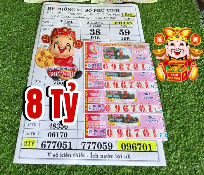 Đại lý vé số Phú Vinh đổi 4 tờ trúng độc đắc vào ngày 15-5 của Công ty TNHH XSKT Bình Thuận cho khách