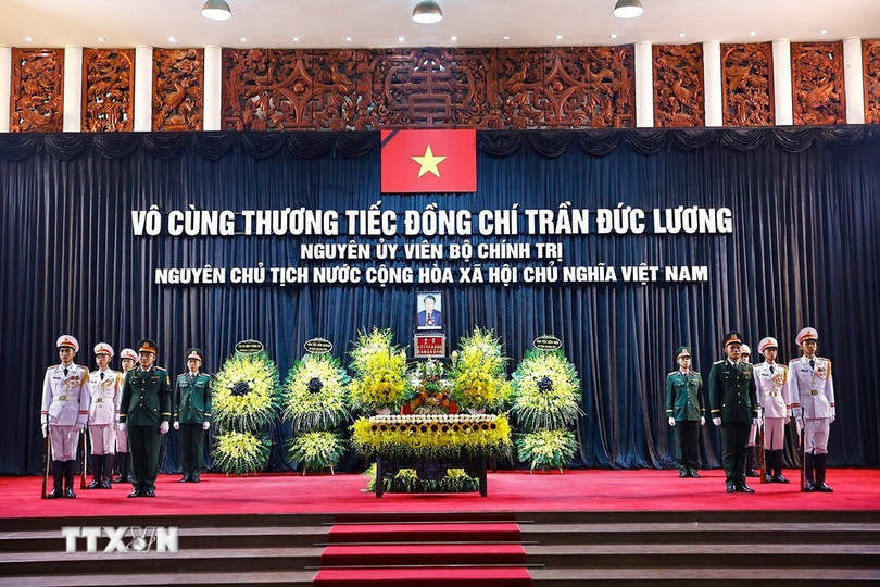 Linh cữu nguyên Chủ tịch nước Trần Đức Lương quàn tại Nhà tang lễ Quốc gia, số 5 Trần Thánh Tông, Hà Nội. 1.jpg