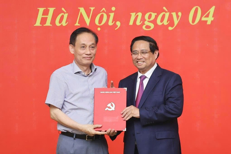 Thủ tướng Phạm Minh Chính trao Quyết định chỉ định ông Lê Hoài Trung tham gia Ban Chấp hành, Ban Thường vụ Đảng ủy Chính phủ nhiệm kỳ 2020-2025 (Ảnh: Đoàn Bắc). a1.jpg