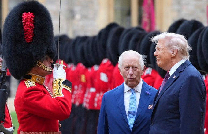 Tổng thống Mỹ Donald Trump (phải) cùng Vua Anh Charles III (giữa) duyệt đội danh dự tại Lâu đài Windsor, Anh ngày 17/9. Ảnh: AFP Tổng thống Mỹ Donald Trump (phải) cùng Vua Anh Charles III (giữa) duyệt đội danh dự tại Lâu đài Windsor, Anh ngày 17/9. Ảnh: AFP