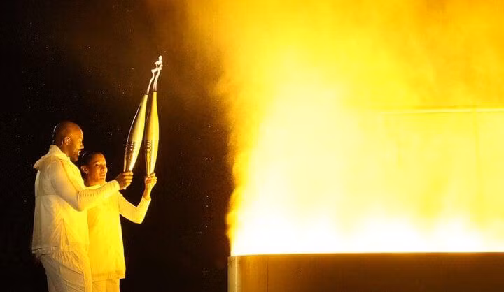 Nam võ sĩ judo Teddy Riner và nữ VĐV điền kinh Marie-Jose Perec trực tiếp châm ngọn lửa Olympic Paris 2024.