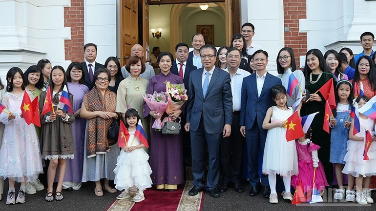 Bà Ngô Phương Ly - Phu nhân Tổng Bí thư Tô Lâm thăm cán bộ, nhân viên Đại sứ quán Việt Nam tại Liên bang Nga. Bà Ngô Phương Ly - Phu nhân Tổng Bí thư Tô Lâm thăm cán bộ, nhân viên Đại sứ quán Việt Nam tại Liên bang Nga.